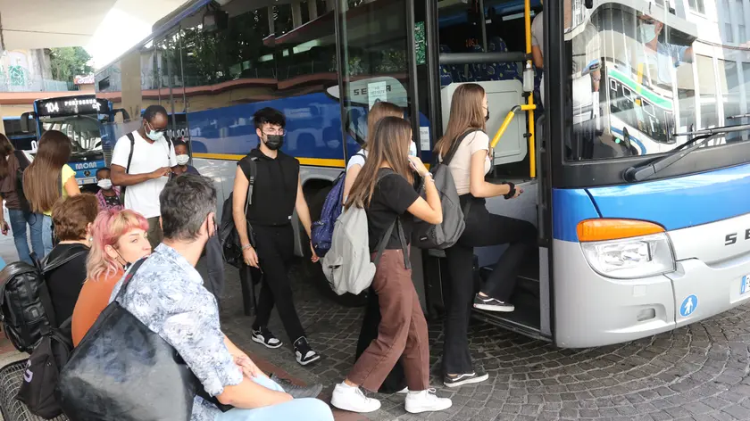 Studenti alla fermata di un bus Mom a Treviso