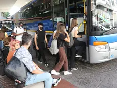 Studenti alla fermata di un bus Mom a Treviso