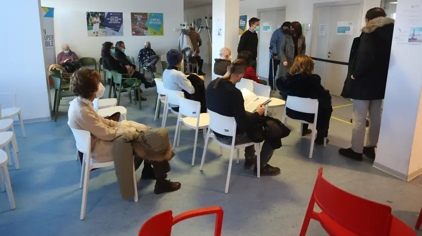 Persone in fila per la vaccinazione