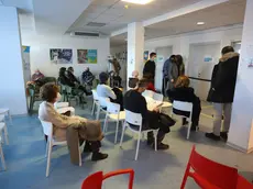 Persone in fila per la vaccinazione