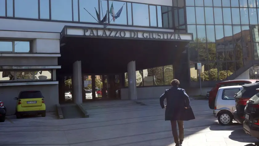 Due rapine di collanine d’oro durante una festa: identificati e denunciati