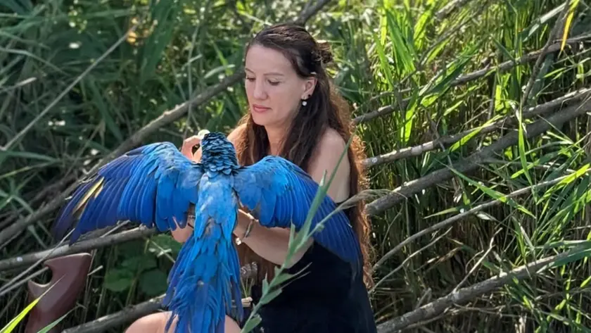Erika Tamas con il pappagallo Dex