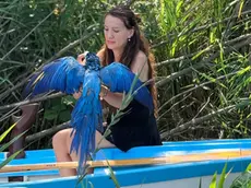 Erika Tamas con il pappagallo Dex