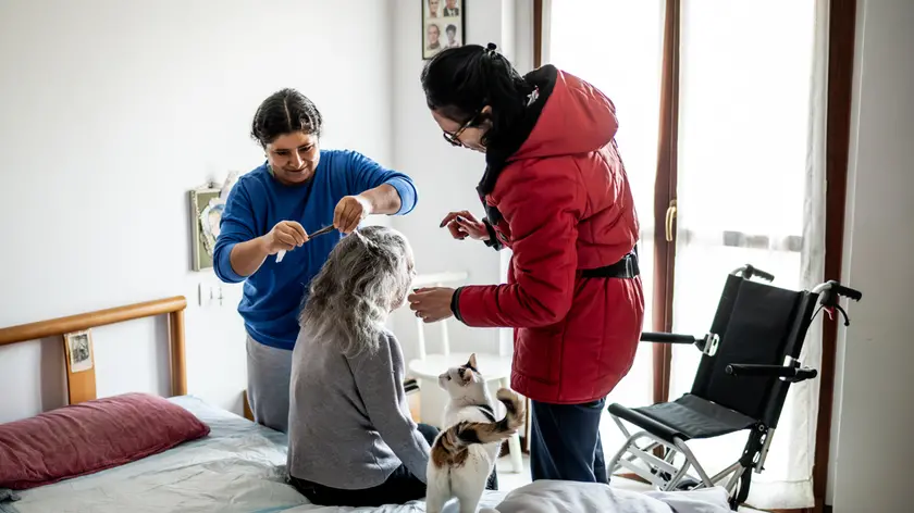 Due badanti si prendono cura di un’anziana non autosufficiente a domicilio