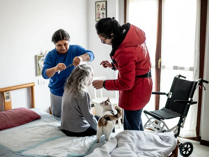 Due badanti si prendono cura di un’anziana non autosufficiente a domicilio