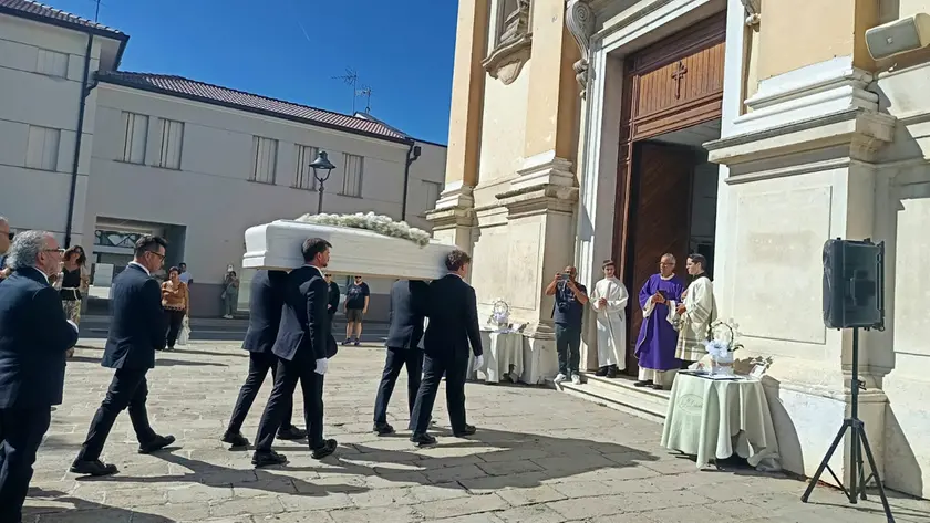 L'arrivo del feretro nella chiesa a Camponogara