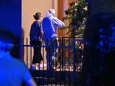 L'arrivo della pm di turno e la Scientifica nell'abitazione del delitto (Foto Petrussi)