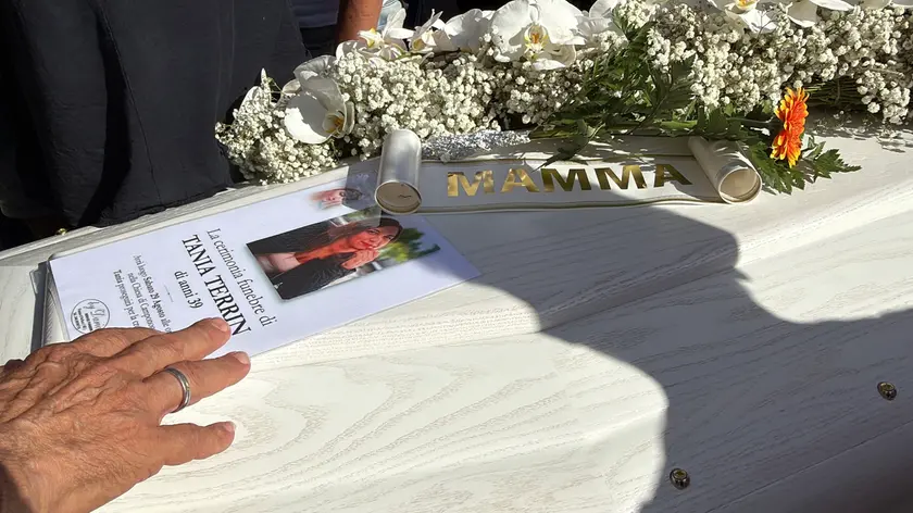Il feretro di Tania Terrin (foto Pòrcile)