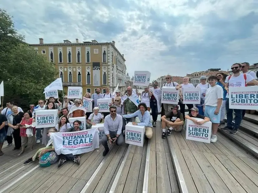 Una manifestazione a sostegno del suicidio assistito
