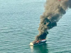 Lo yacht a fuoco (foto vigili del fuoco)