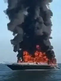 Lo yacht a fuoco