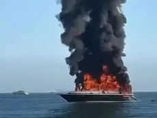 Lo yacht a fuoco