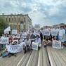 I volontari dell’associazione Coscioni sul ponte dell’Accademia a Venezia per una manifestazione
