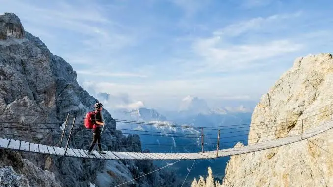 Un passaggio della Ferrata Dibona sopra Cortina