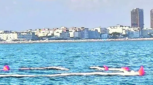 Le panne assorbenti posizionate al largo (foto Bortoluzzi)