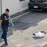 Un poliziotto sul luogo dell'accoltellamento (fotofilm)