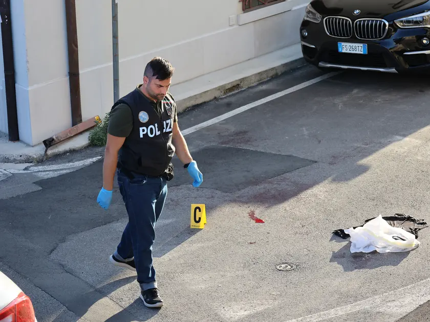 Un poliziotto sul luogo dell'accoltellamento (fotofilm)