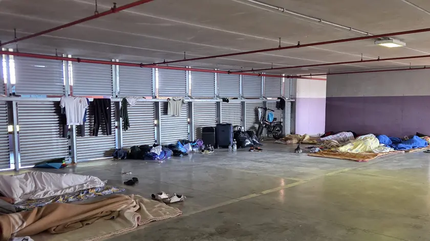 Parcheggio Dal Negro, oltre 30 senza dimora: al via i lavori per chiudere gli accessi