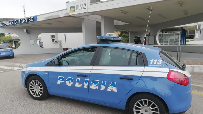 Pattuglie della volante della Questura davanti al Ca' Foncello