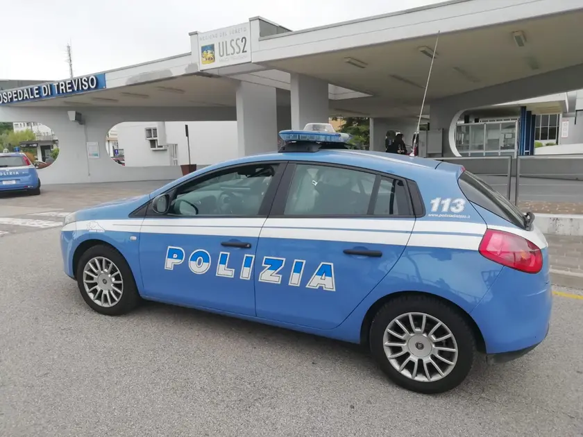 Pattuglie della volante della Questura davanti al Ca' Foncello