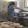 Cuoca in una mensa