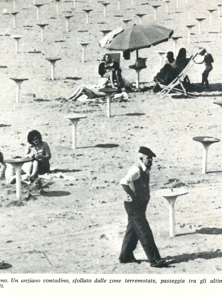 Un'immagine dal settembre del 1976: un anziano, vestito di tutto punto, passeggia a Lignano. È uno degli sfollati del terremoto del Friuli