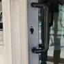 I danni alla porta d'ingresso della gioielleria "Corona" di Oderzo