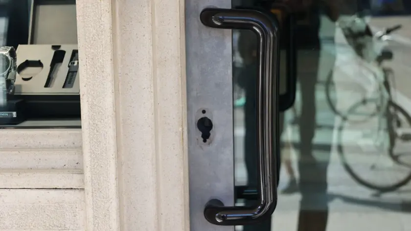 I danni alla porta d'ingresso della gioielleria "Corona" di Oderzo