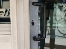 I danni alla porta d'ingresso della gioielleria "Corona" di Oderzo