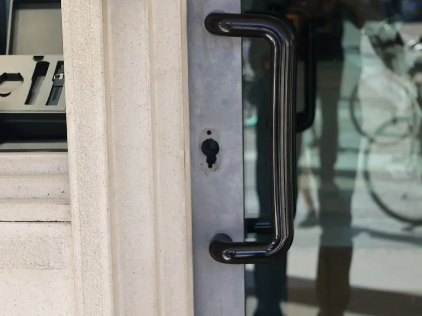 I danni alla porta d'ingresso della gioielleria "Corona" di Oderzo