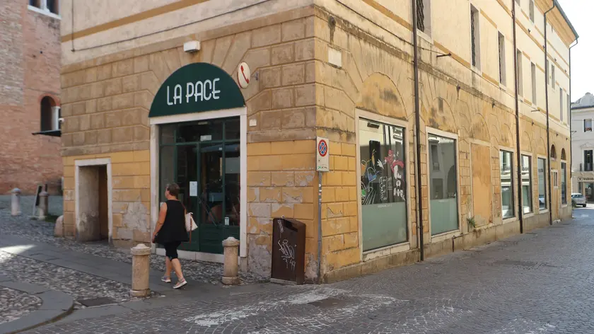 Il locale La Pace in piazzetta Monte di Pietà