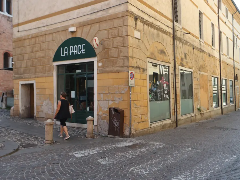 Il locale La Pace in piazzetta Monte di Pietà