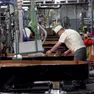 Un artigiano al lavoro in una piccola impresa