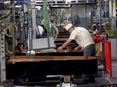Un artigiano al lavoro in una piccola impresa
