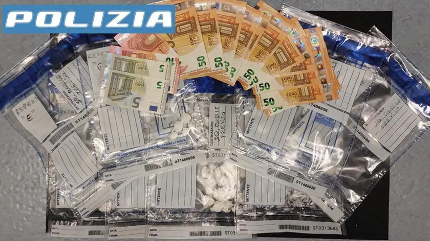Il materiale sequestrato e i contanti
