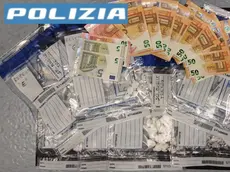 Il materiale sequestrato e i contanti