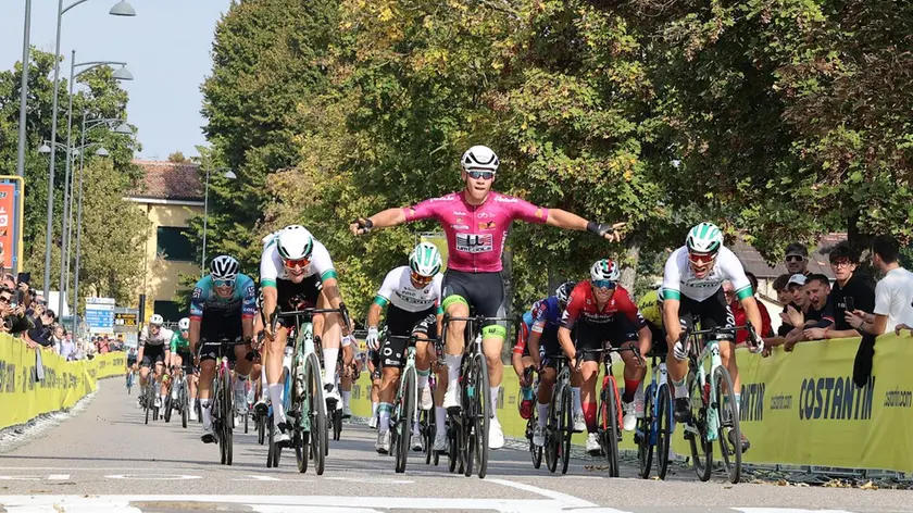 Foto dell'arrivo dell'ultima tappa dello scorso anno a Montagnana con la vittoria del belga Ferre Geeraerts (DL Chemicals)