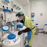 Personale sanitario al lavoro in laboratorio