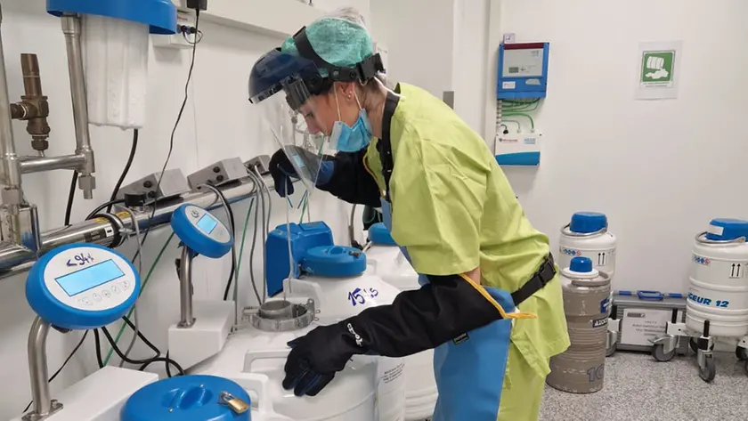 Personale sanitario al lavoro in laboratorio