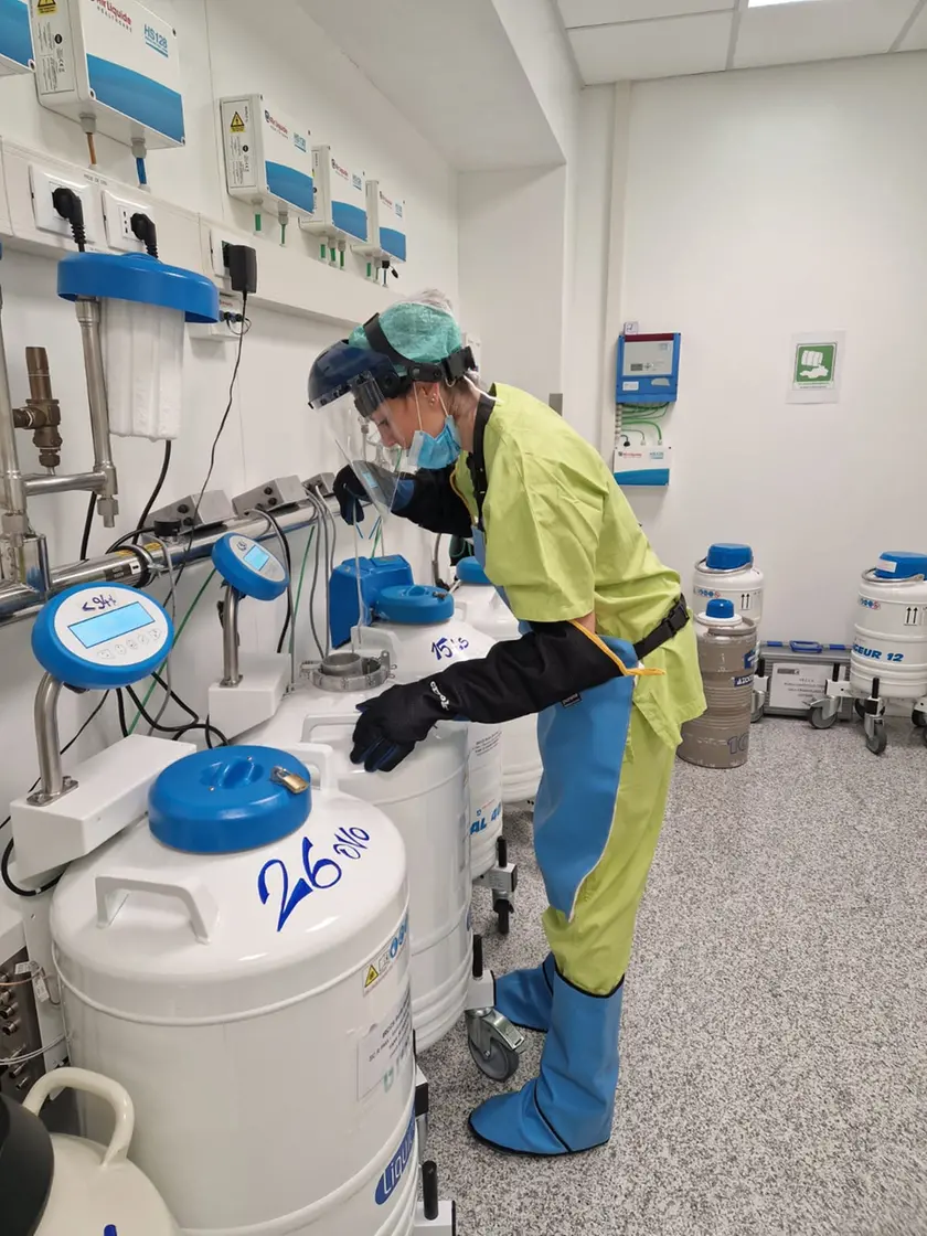 Personale sanitario al lavoro in laboratorio
