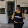 Una guardia giurata all’esterno della gioielleria dopo il colpo