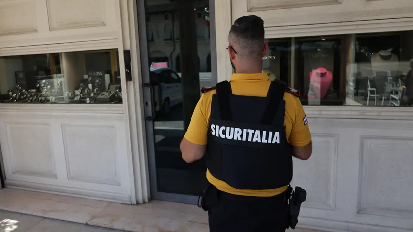 Una guardia giurata all’esterno della gioielleria dopo il colpo