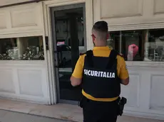 Una guardia giurata all’esterno della gioielleria dopo il colpo