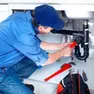 Un idraulico al lavoro