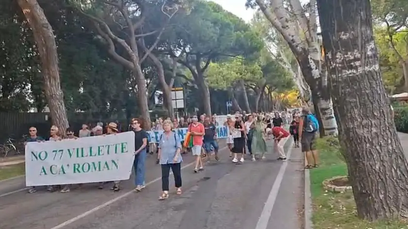 La sfilata al Lido contro il progetto delle villette a Ca’ Roman