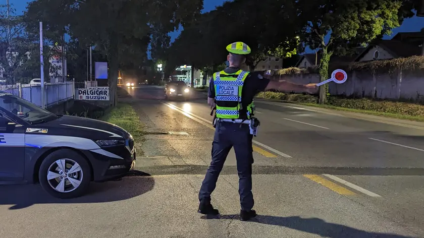 Un controllo della polizia locale