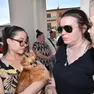 A destra la mamma di Giorgia. Anche il cagnolino della piccola al funerale