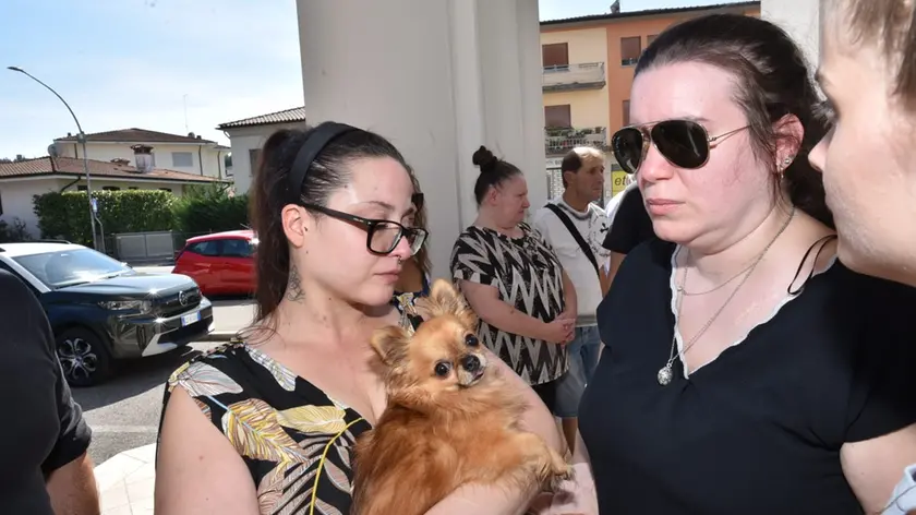A destra la mamma di Giorgia. Anche il cagnolino della piccola al funerale