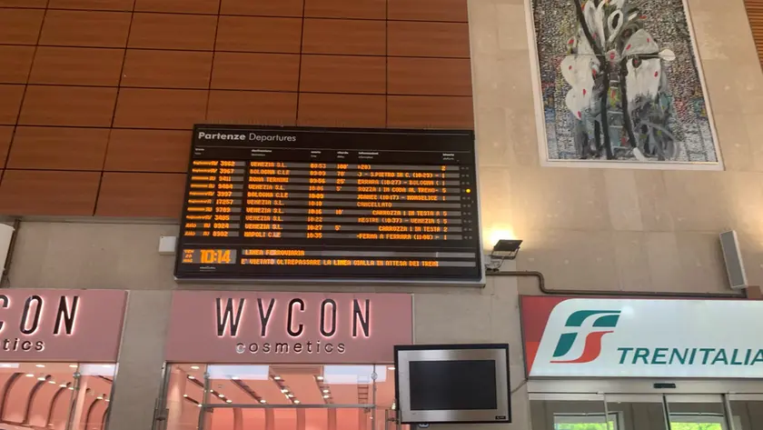 Il tabellone delle partenze alla stazione ferroviaria di Padova in occasione di un'altra mobilitazione sindacale