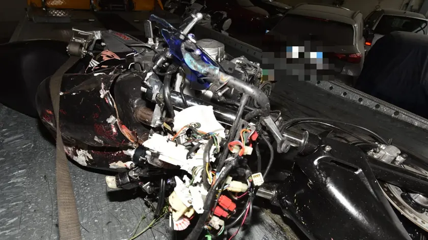 La moto distrutta nell'incidente a Cordignano in cui ha perso la vita un giovane di 28 anni (foto Cavicchi)